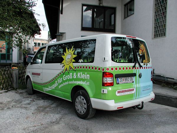 Neubergerhof Filzmoos - VW-Bus mit Digitaldruck und gegossener Hochleistungsfolie beschriftet (2)