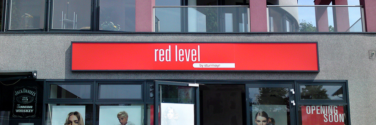 Red Level - Alu-Leuchtkasten mit beschrifteter Plexiabdeckung