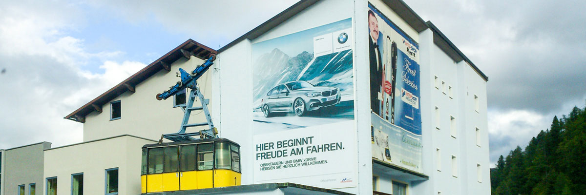 BMW Obertauern - Spannrahmen mit jaehrlich wechselnder Netzplane