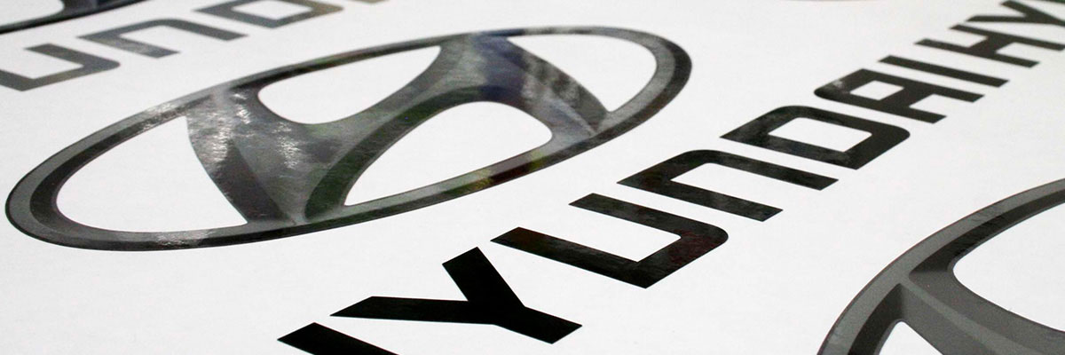 Autohaus Kaufmann Kaprun - geplottete Aufkleber Hyundai Schriftzug aus gegossener schwarzer Hochleistungsfolie und Logo gedruckt auf Silberfolie