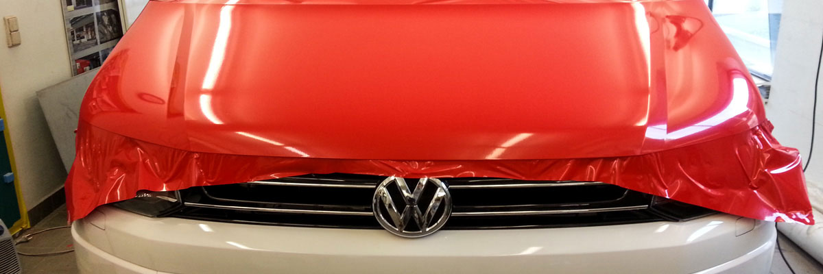 Atomic - VW-Bus Vollfolierung mit gegossener roter Wrappingfolie, Beschriftung mit weisser Hochleistungsfolie (2)