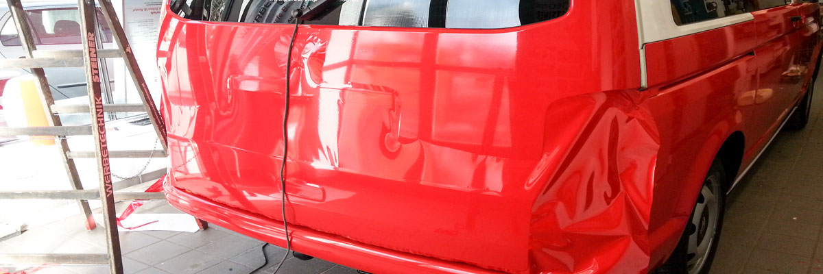 Atomic - VW-Bus Vollfolierung mit gegossener roter Wrappingfolie, Beschriftung mit weisser Hochleistungsfolie (4)