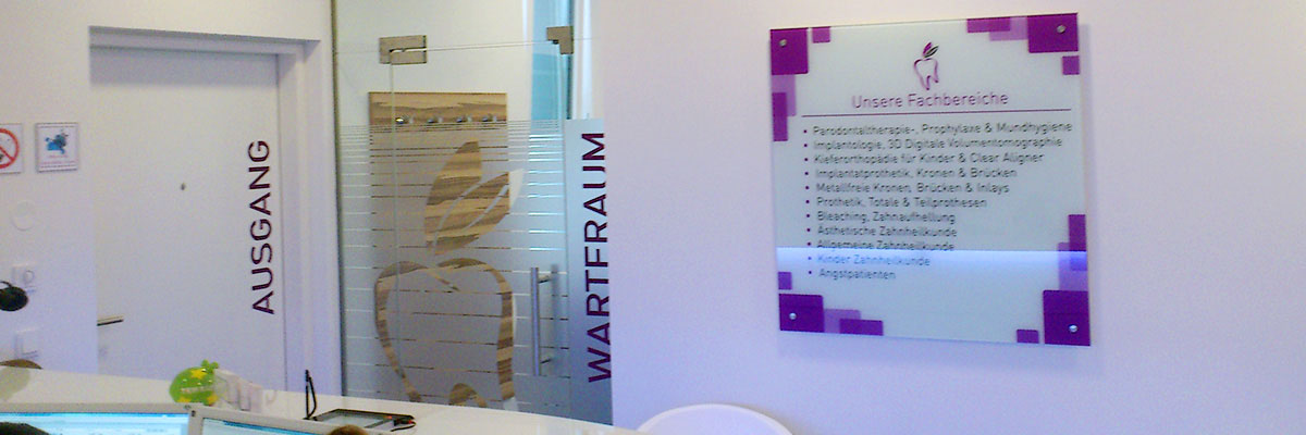 Bachmayer Zahnarzt Hallein - Leitsystem mit Folienbeschriftung der Tueren und Uebersichtstafel mit direkt bedruckten Glas